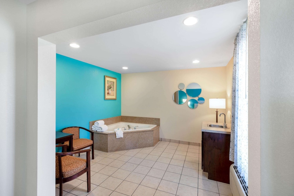 Howard Johnson by Wyndham Houma 7/36
