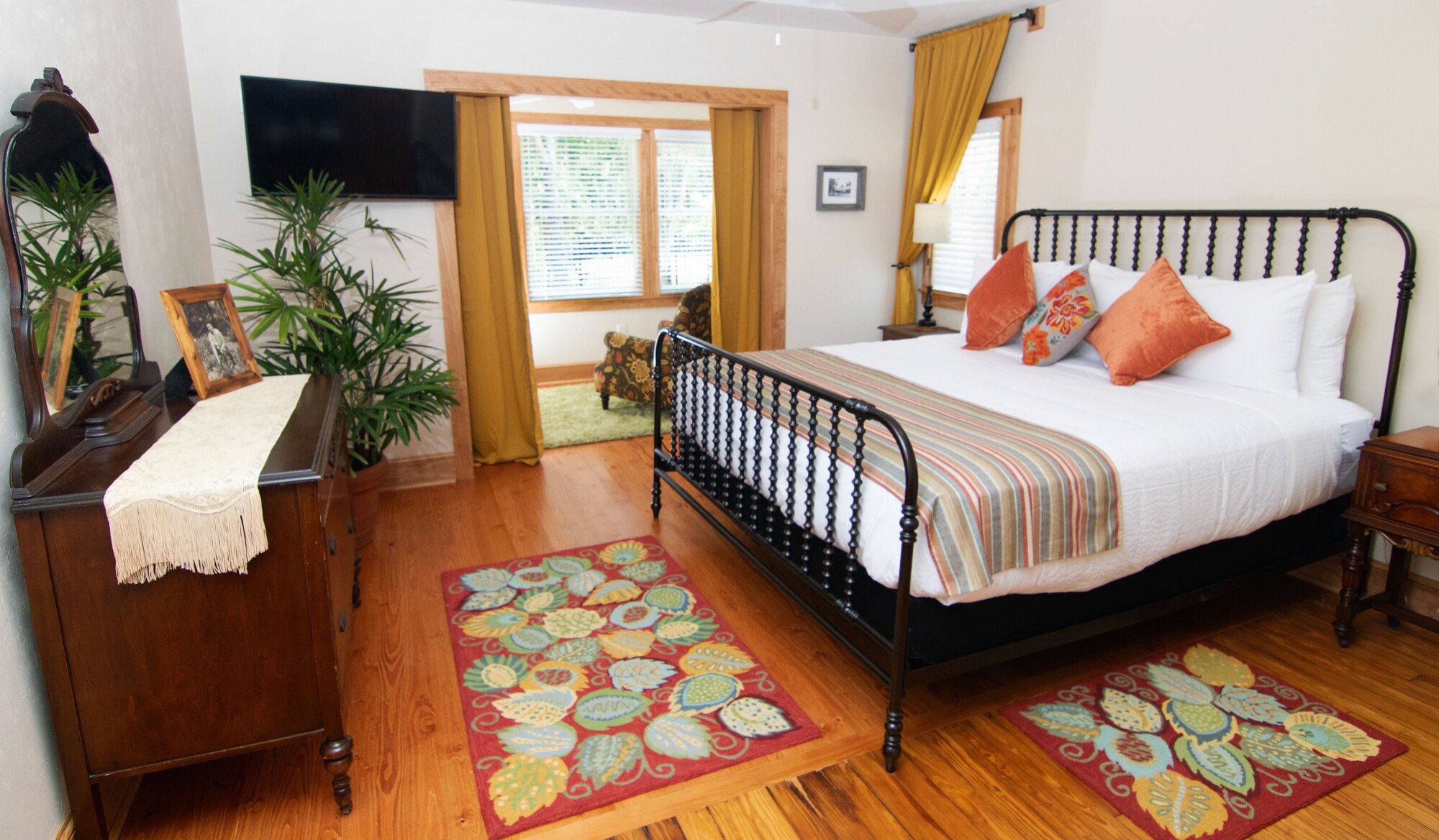 Creek, Cottage, King Bed, Pet Friendly, South Wing
