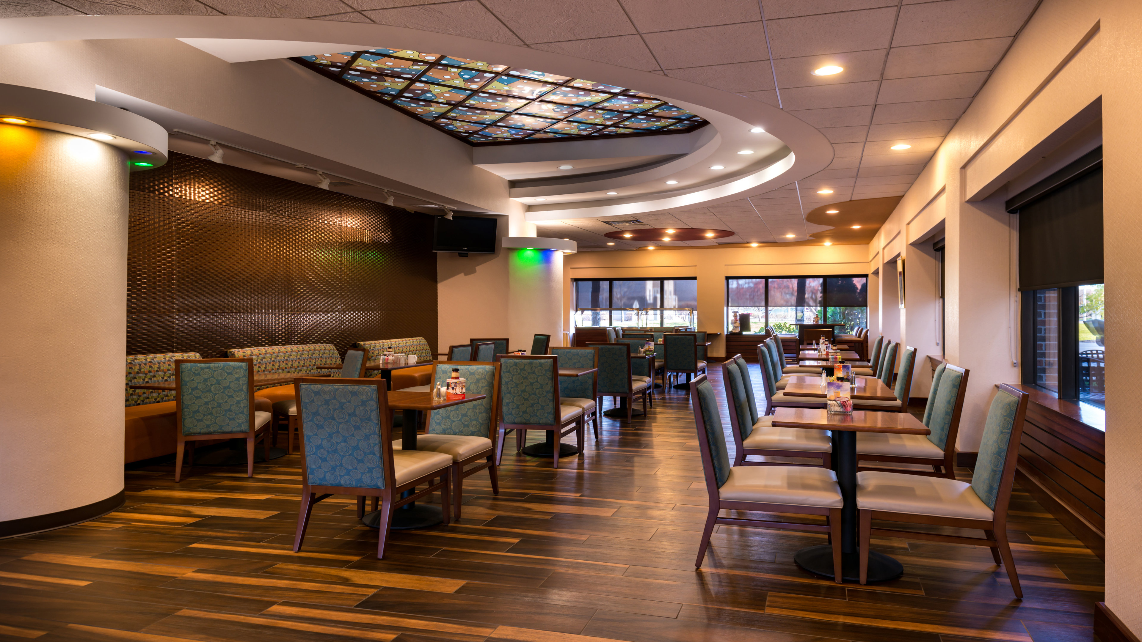 Holiday Inn Hotel Suites Warren 34/53