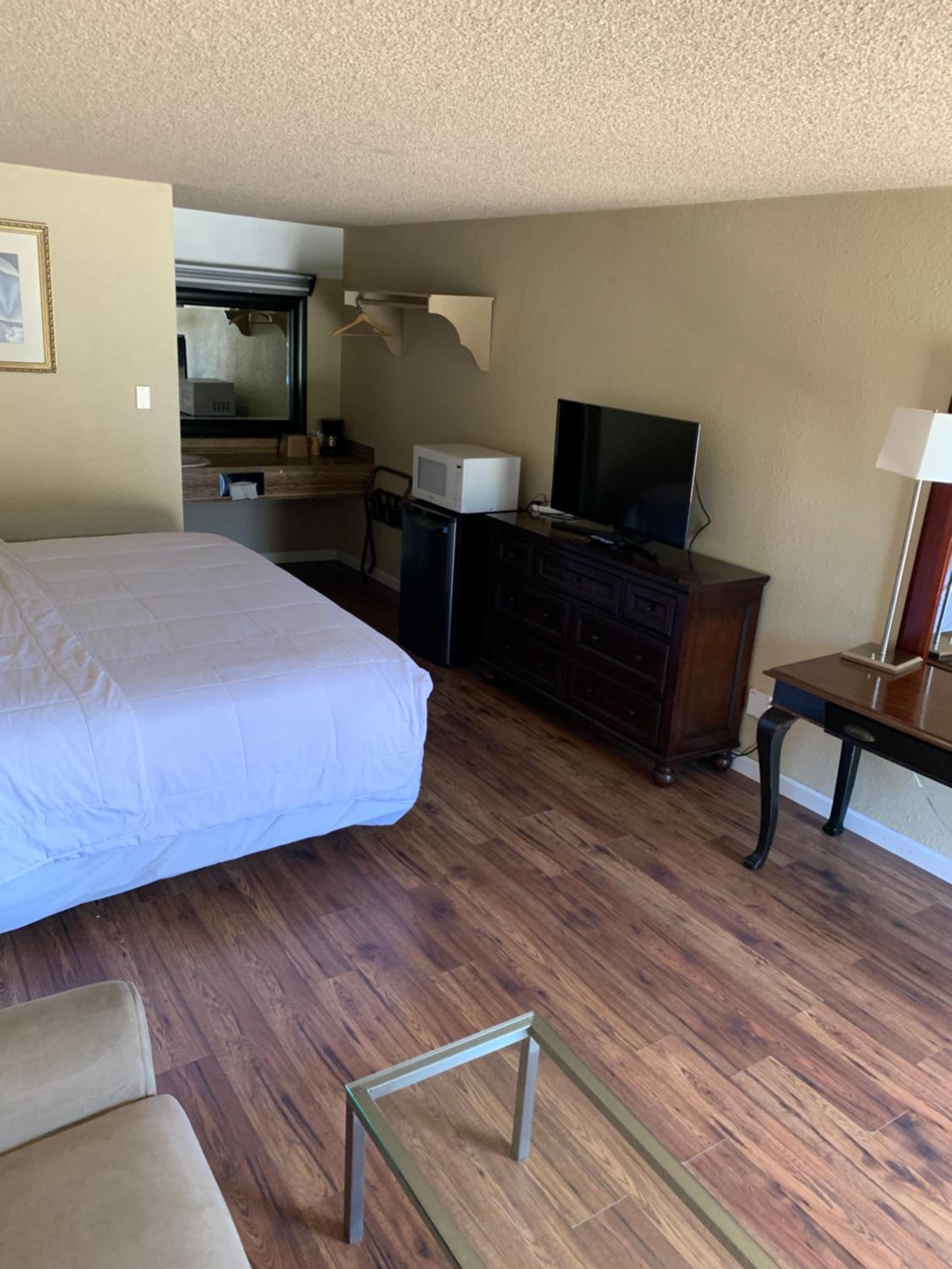 غرفة بسرير كوين، Smokey Point Motor Inn 2/10