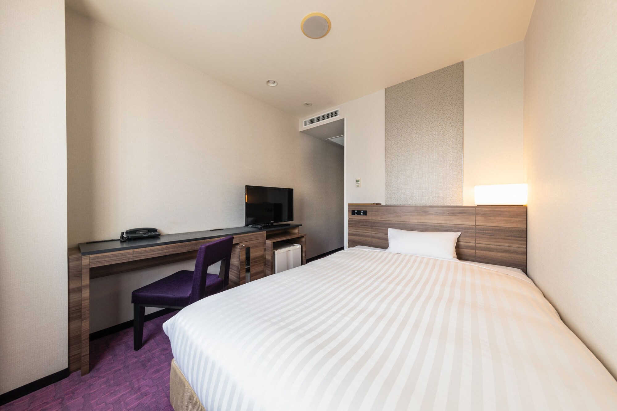 ROOM, SINGLE