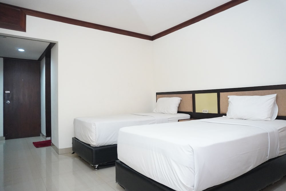 Standard, Twin Beds, Lake View