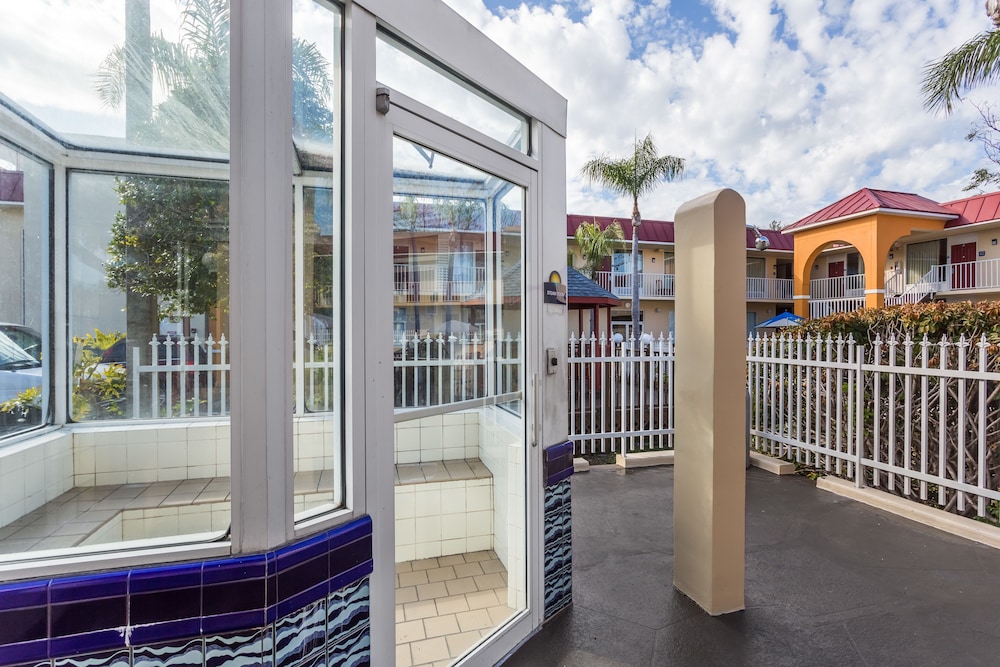 Days Inn & Suites By Wyndham Port Richey 7/45