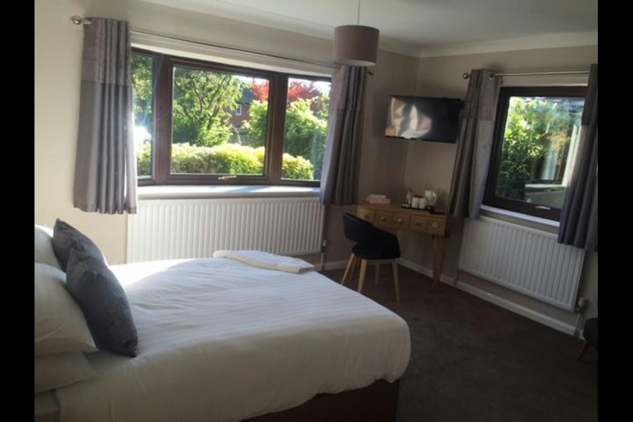 Oaklands Hotel 4/40
