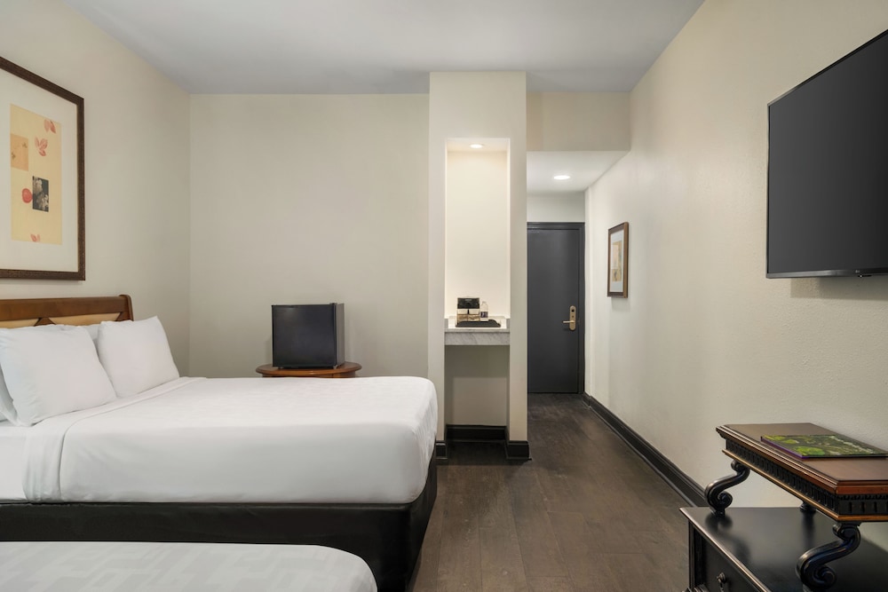 DELUXE, 2 QUEEN BEDS