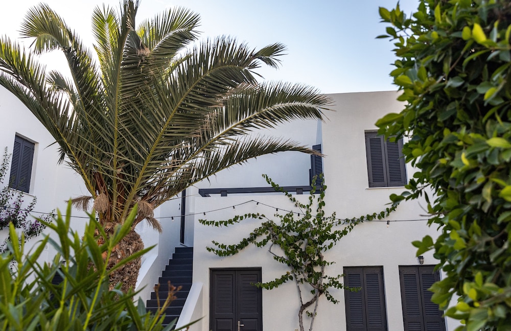 Scorpios Beach Hotel 59/63