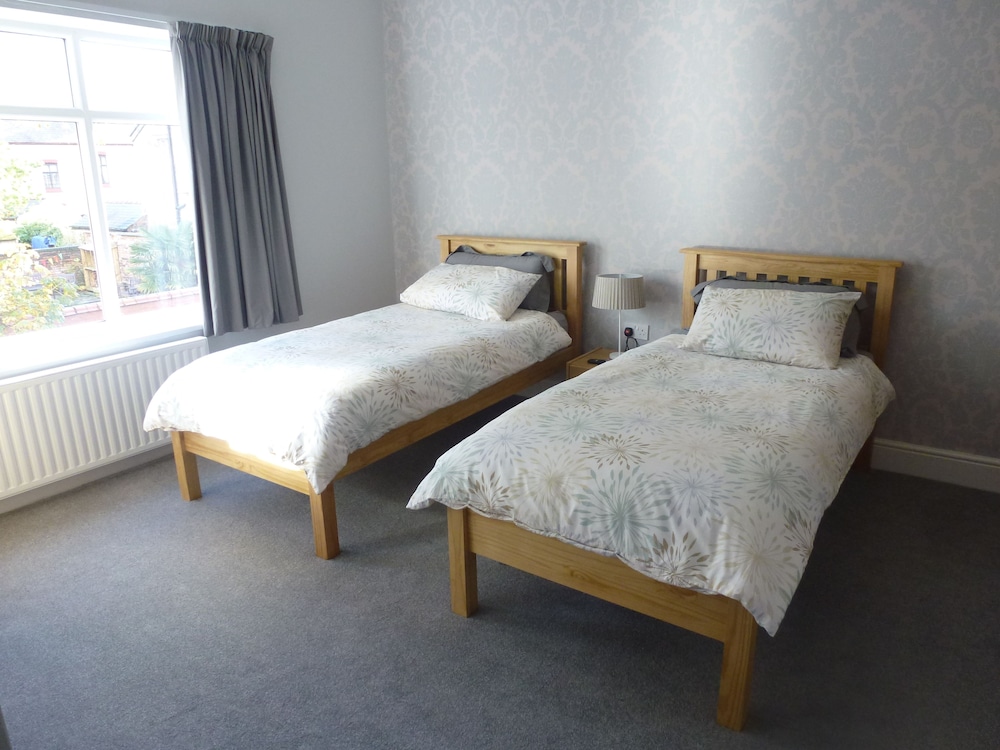 ROOM, TWIN BEDS