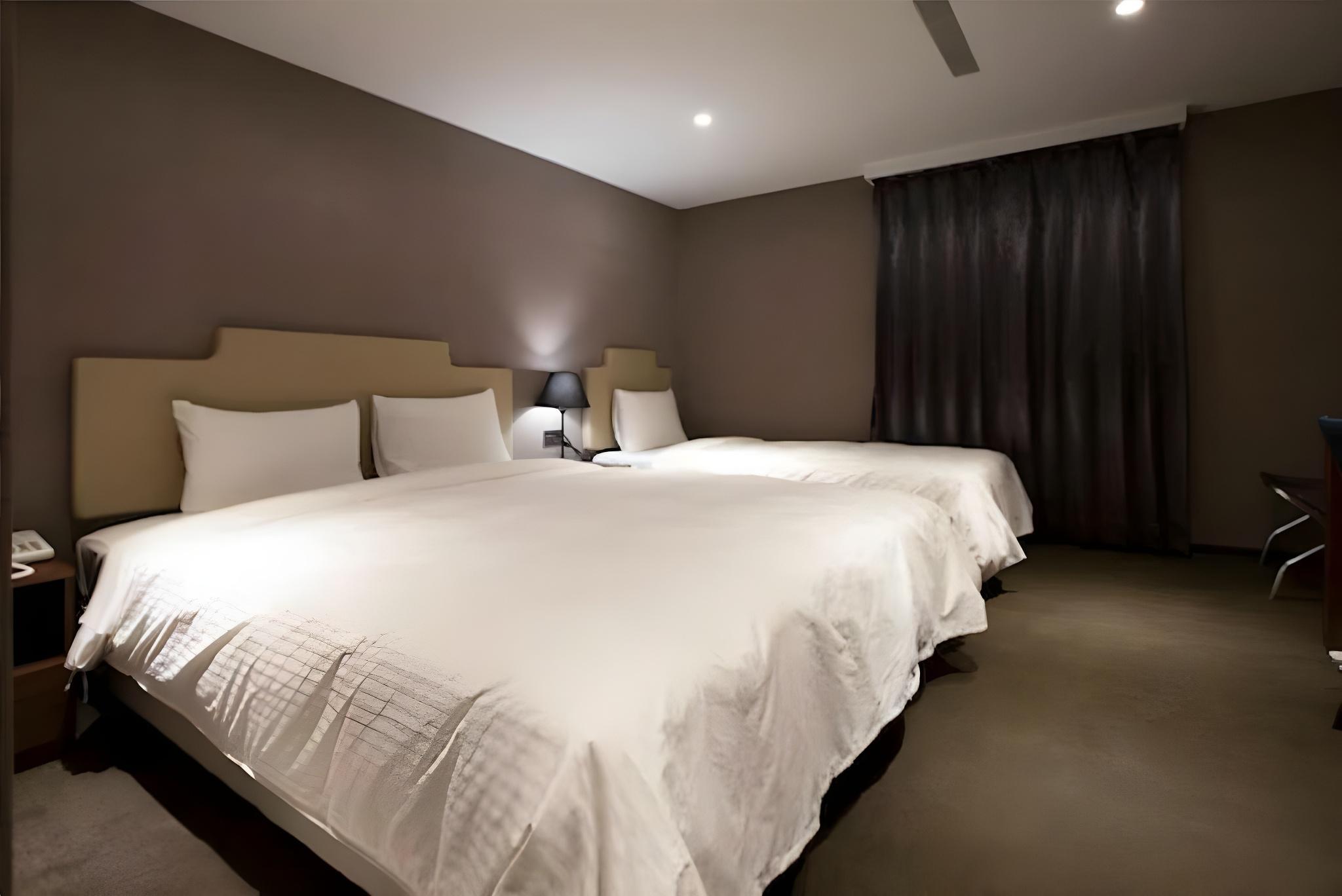 Basic, Triple, King Bed