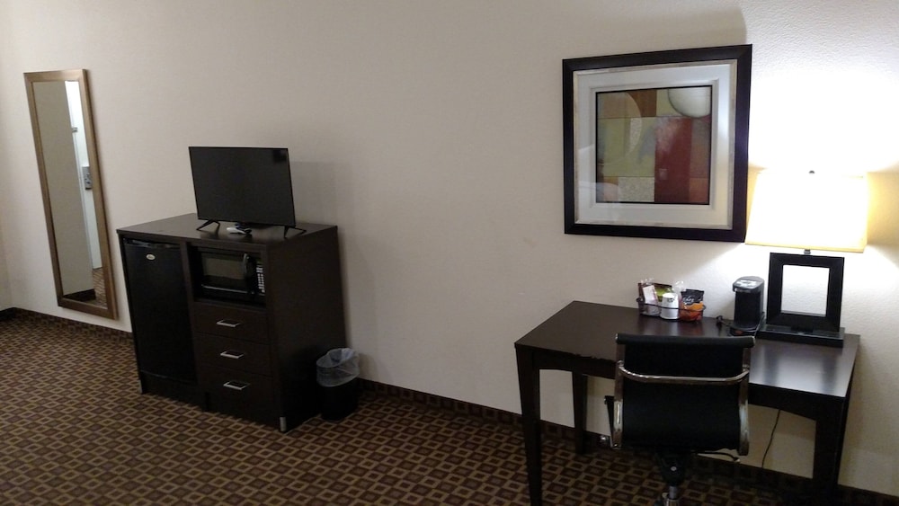 Red Roof Inn and Suites Longview 20/26