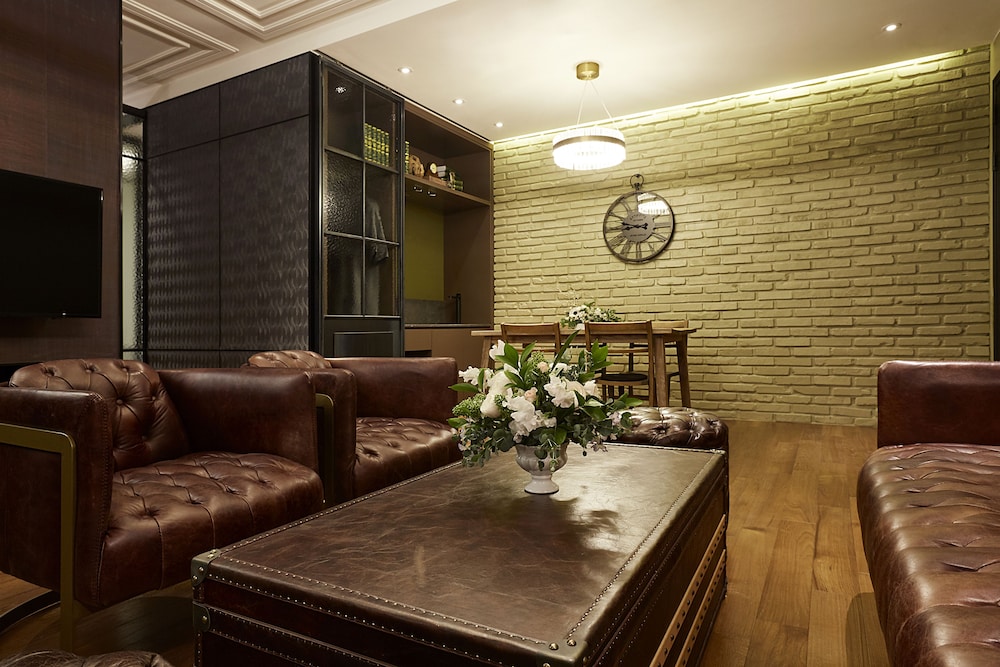 9 BRICK HOTEL 46/71