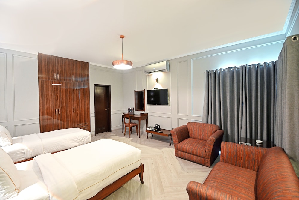 The Residency Hotel 12/43