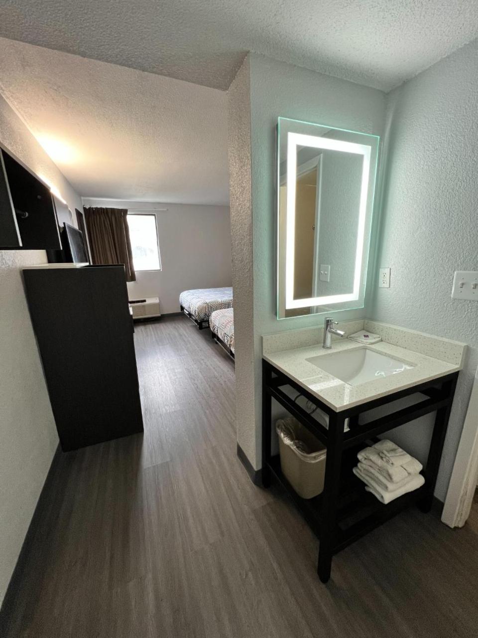 2 Queen Beds - Hearing Accessible, Non-Smoking, Motel6 Council Bluffs, IA - Omaha East 9/10