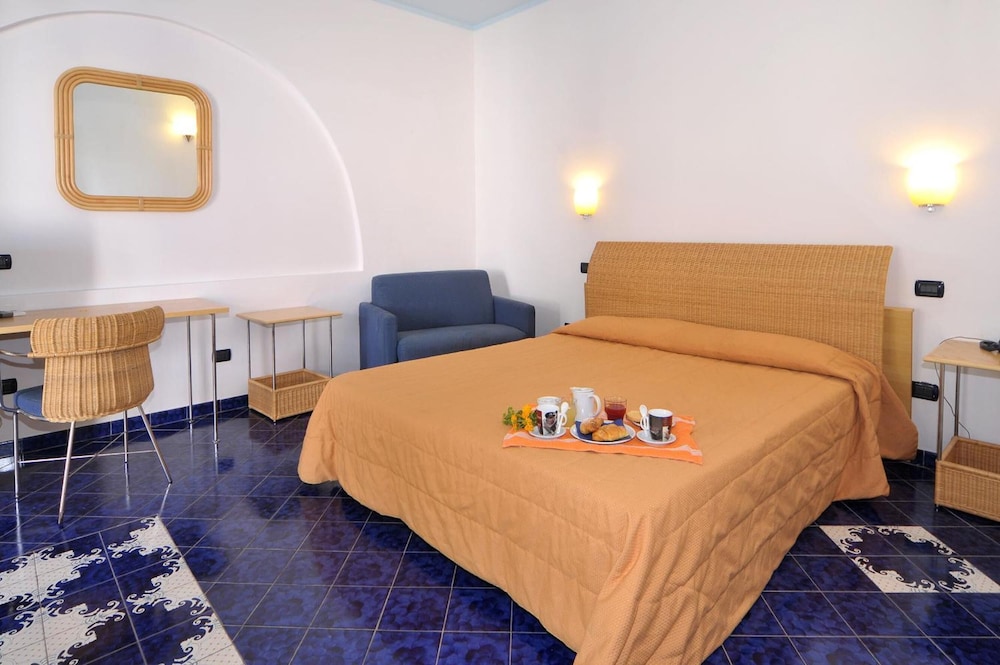 2 BEDROOMS, SUITE