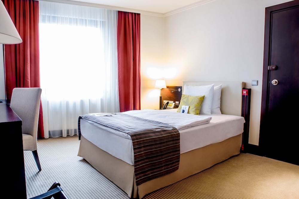 CROWNE PLAZA BRATISLAVA 12/74