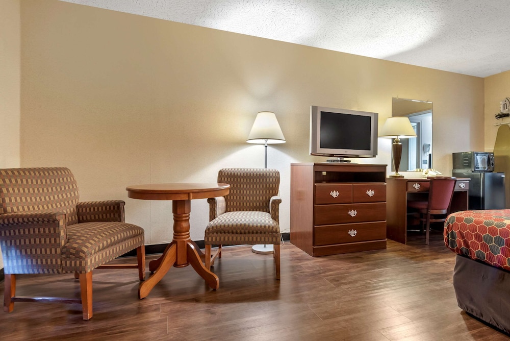 Econo Lodge Cortland Downtown NY 22/30