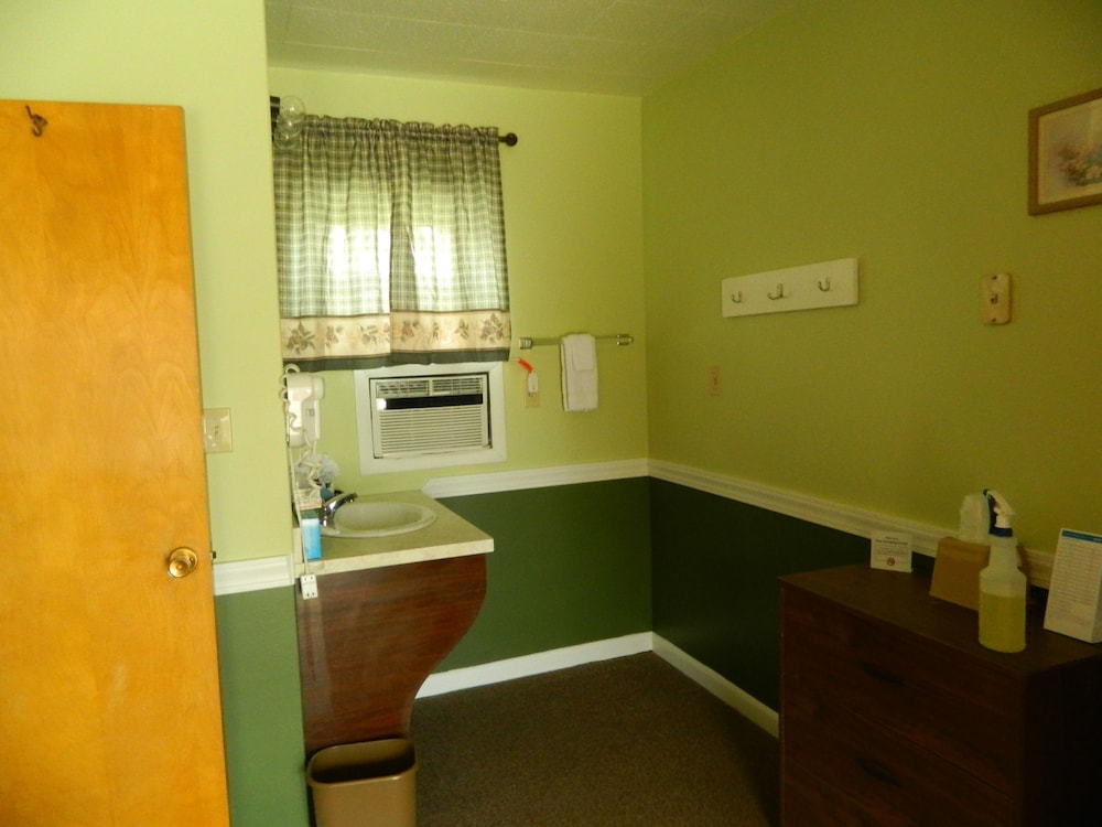 Country Motor Inn 62/64