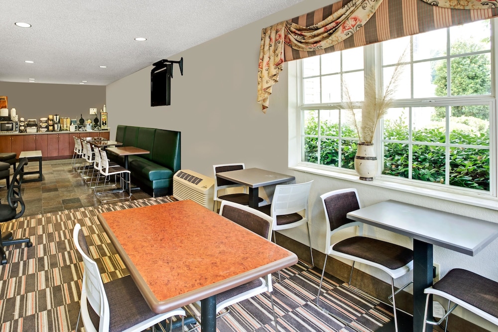 Microtel Inn & Suites by Wyndham Cherokee 18/26