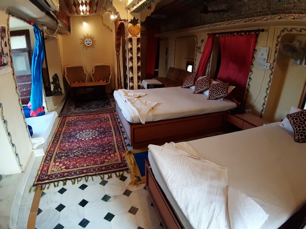 Vista Rooms at Old Royal Palace 14/38