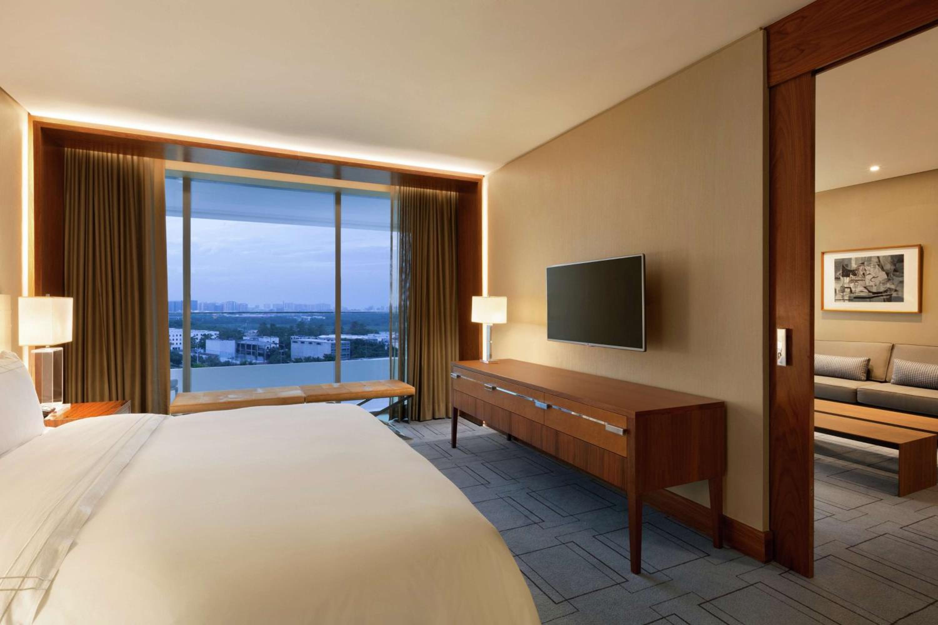 1 BEDROOM, SUITE, KING BED, BALCONY