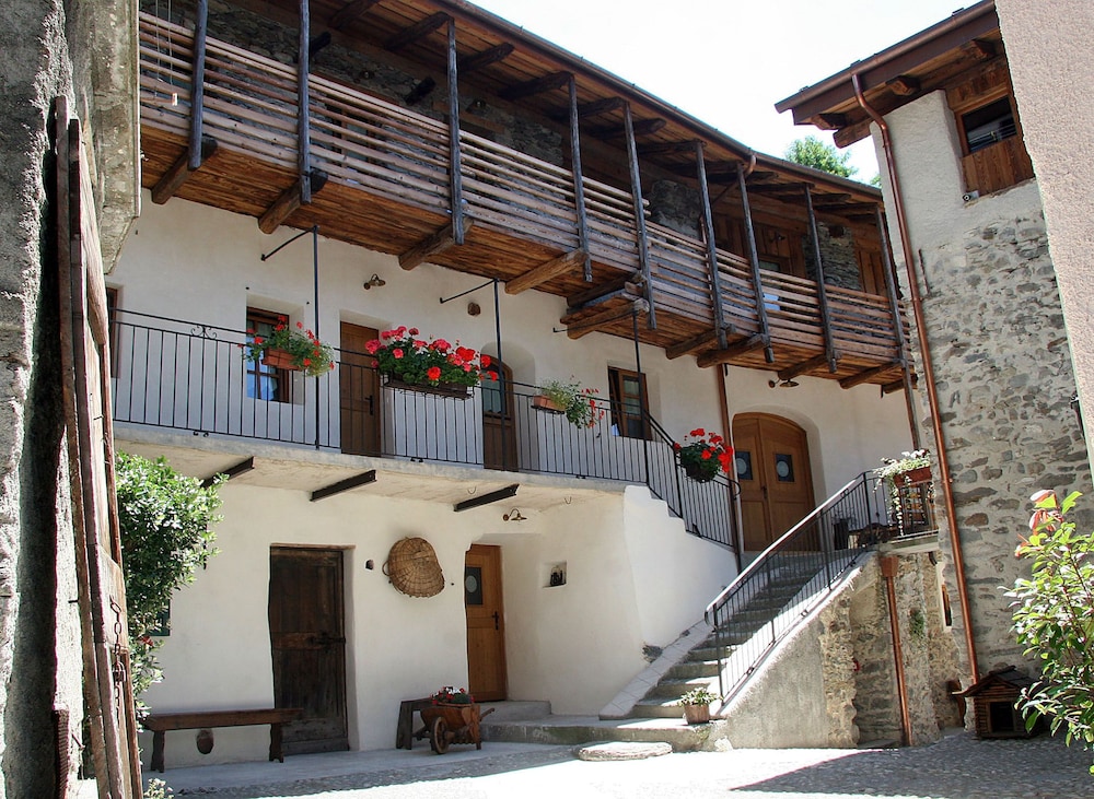 Ostello Del Castello Tirano 2/50