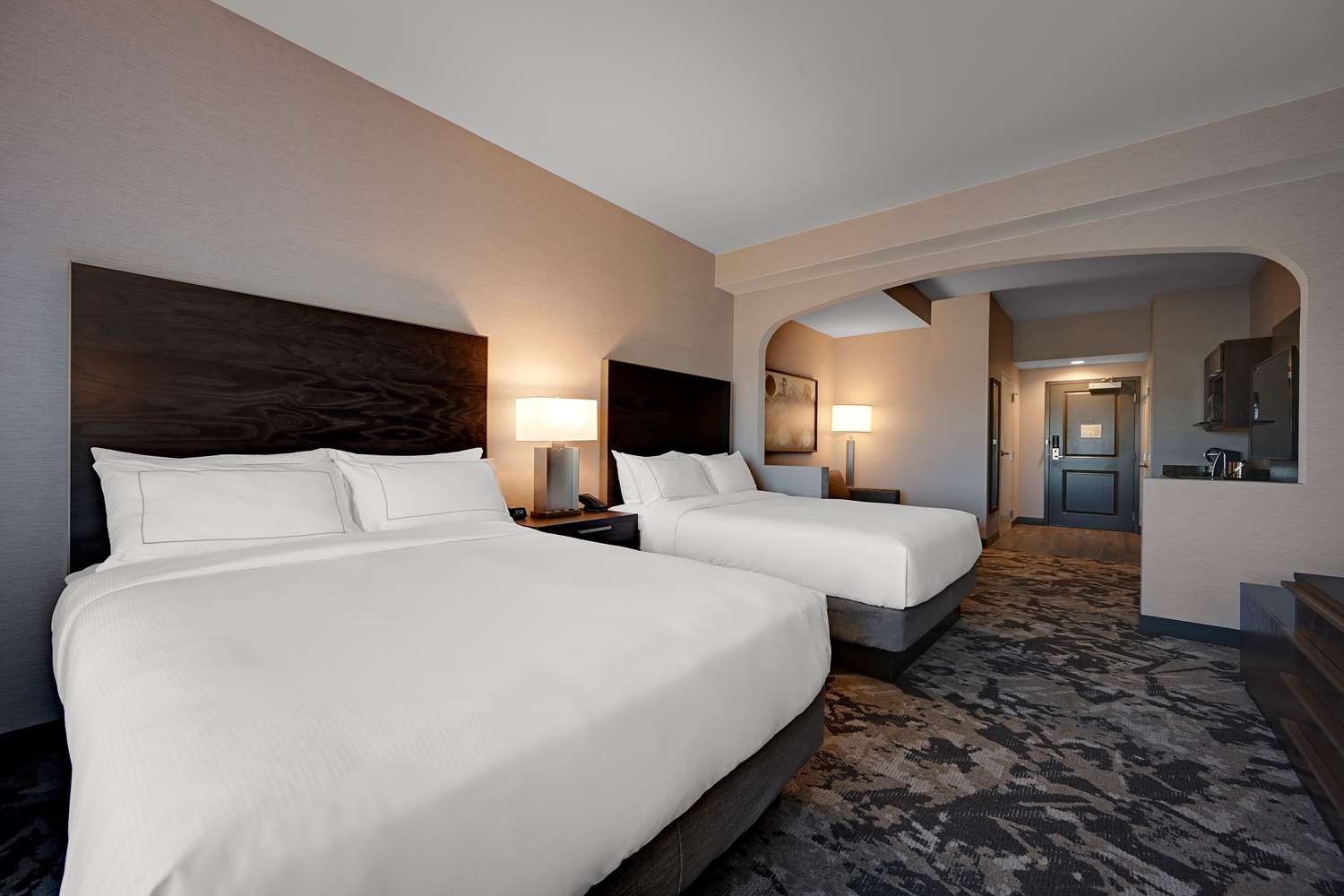 جناح بسرير كينج بغرفتي نوم بحوض استحمام لذوي الإعاقة، DoubleTree by Hilton Denver International Airport (ex. Holiday Inn Hotel And Suites) 2/3