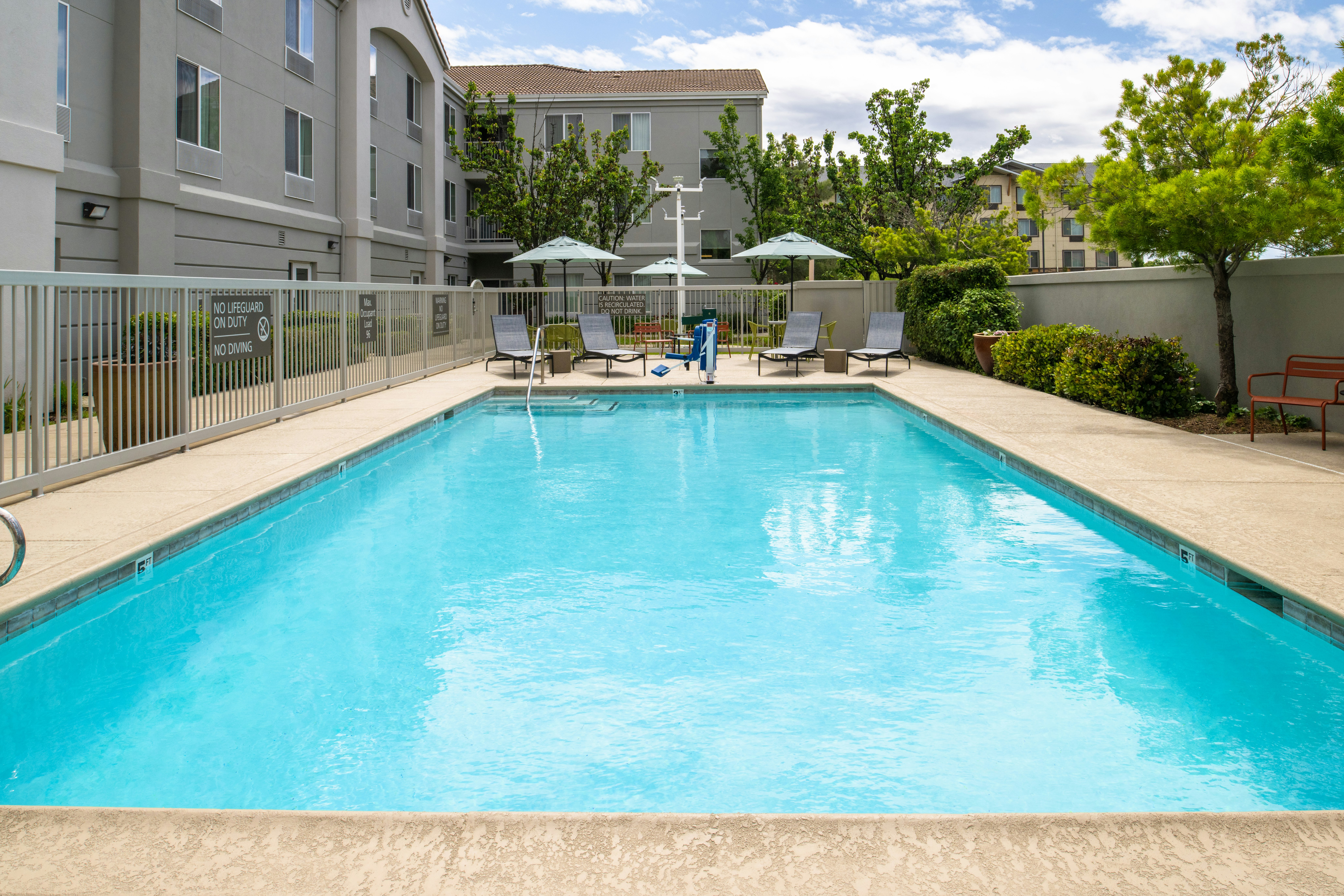 Hampton Inn Suites Redding Ca 54/55