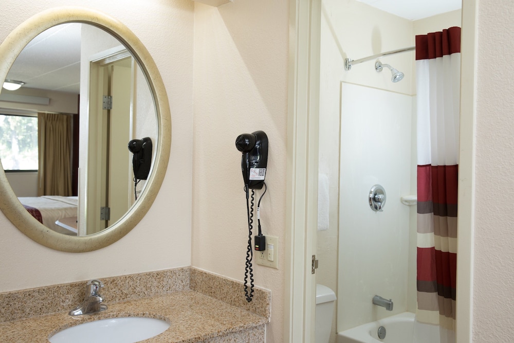 Red Roof Inn Cincinnati Northeast - Blue Ash 21/28