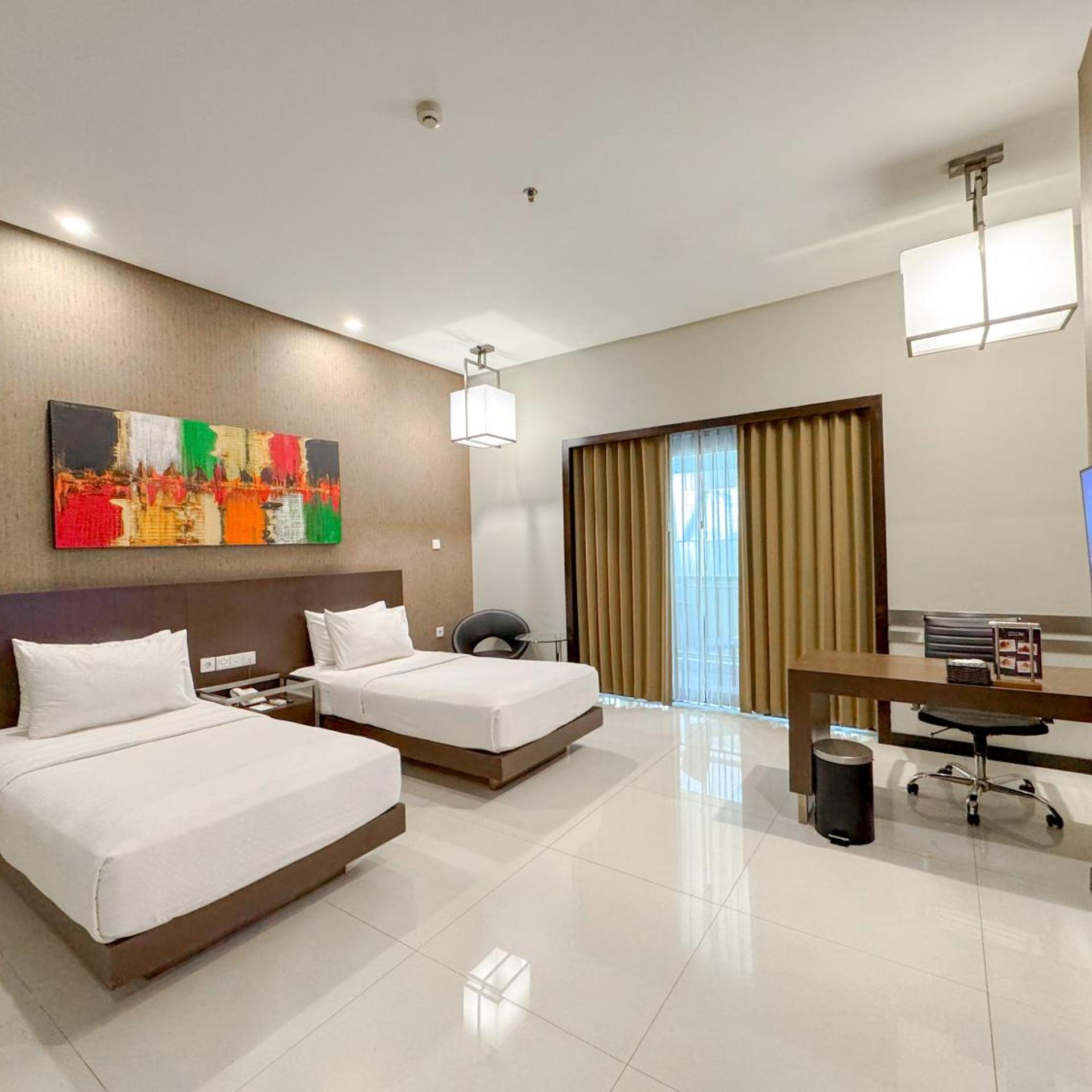 DELUXE, DOUBLE OR TWIN BED