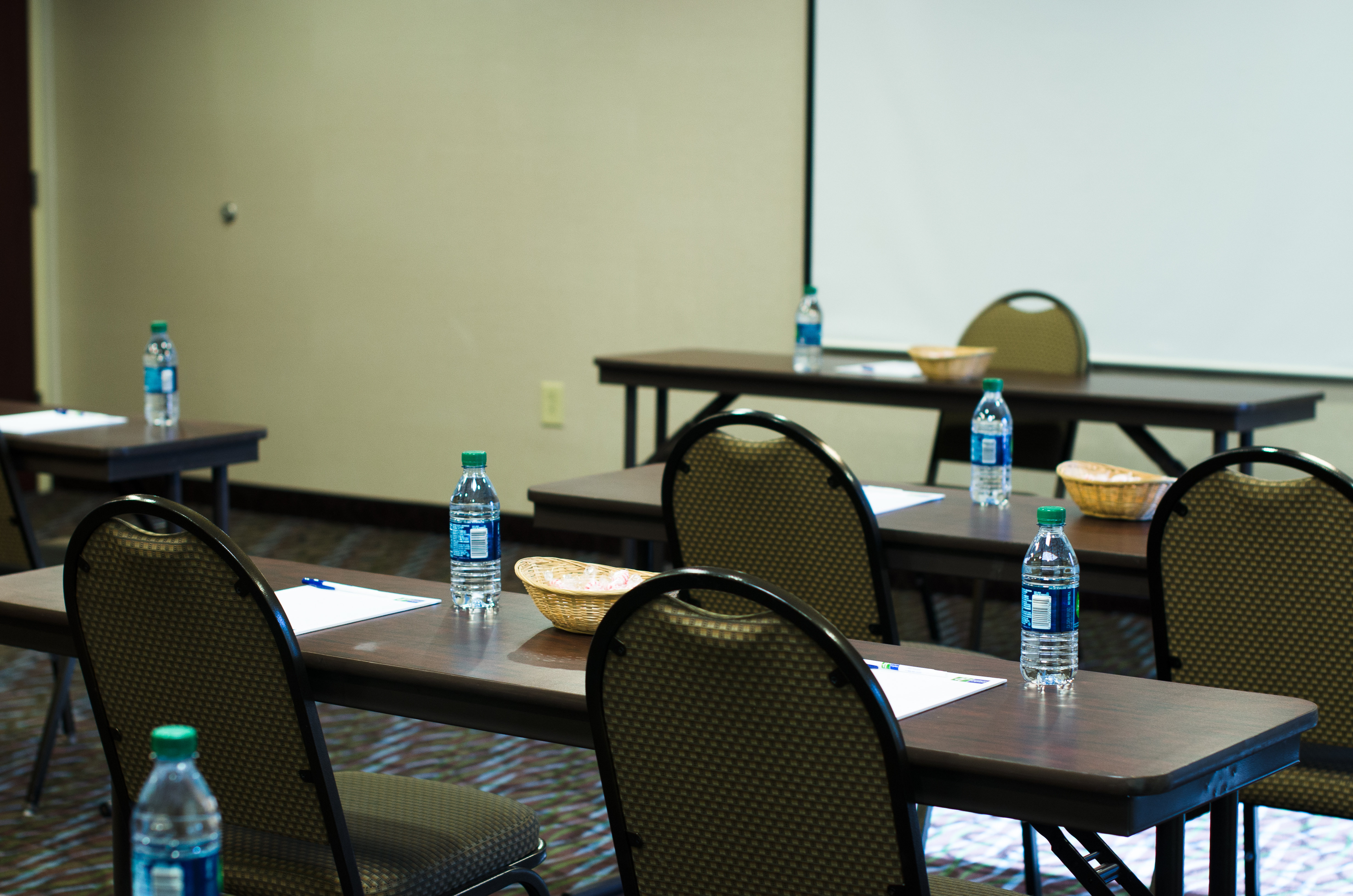Holiday Inn Express Hotel Suites Concord 52/57