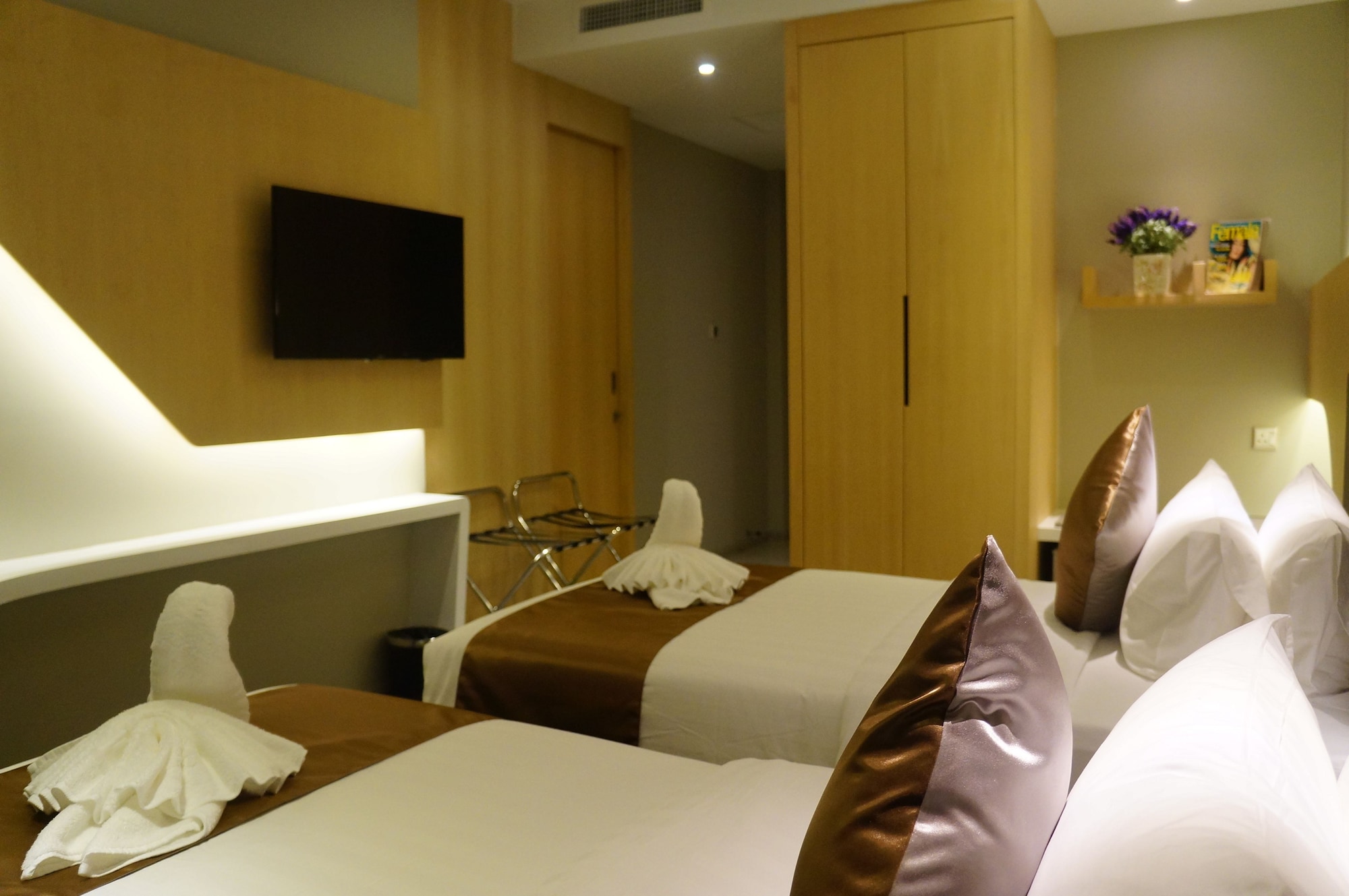 Deluxe, Twin Beds, Greens Hotel And Suites 4/6