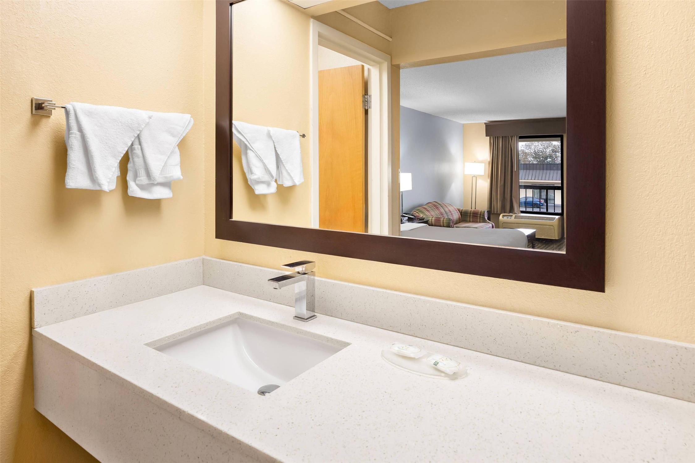 غرفة بسرير كينج للمدخنين، Quality Inn Perry - National Fairgrounds Area 5/6