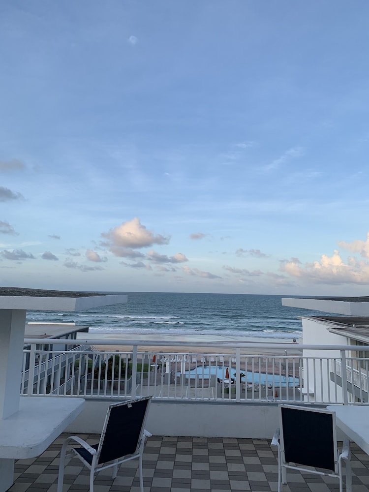 Arya Blu Inn and Suites (Ex Days Inn Ormond Beach Mainsail Oceanfront) 29/43
