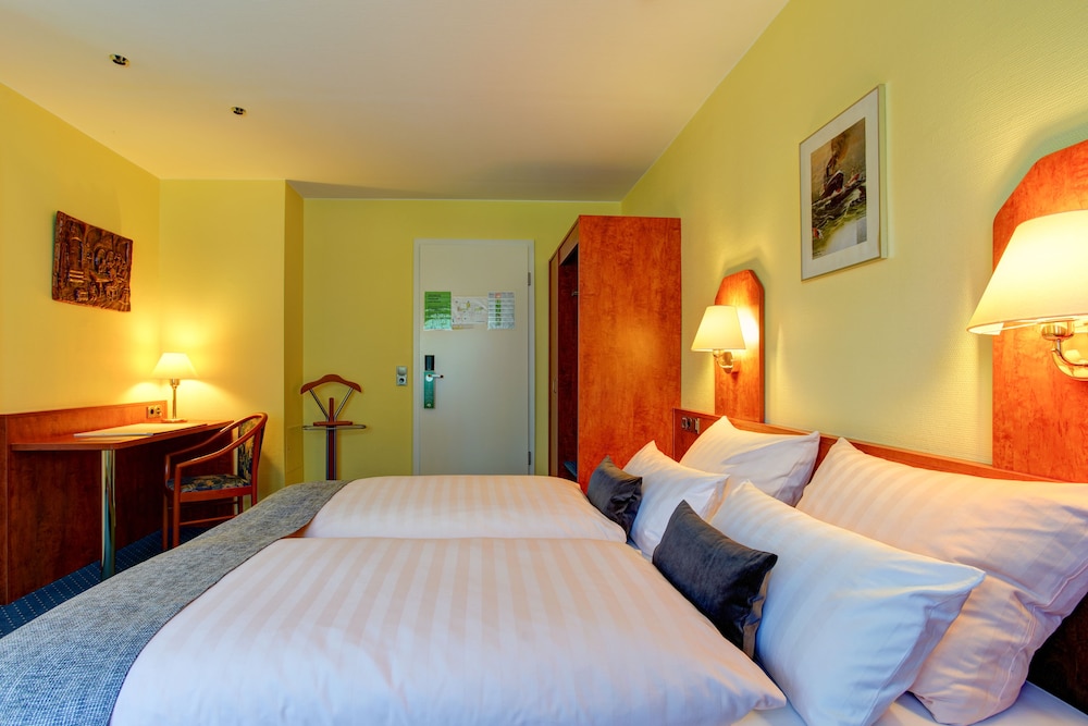 ROOM, TRIPLE, PRIVATE BATHROOM