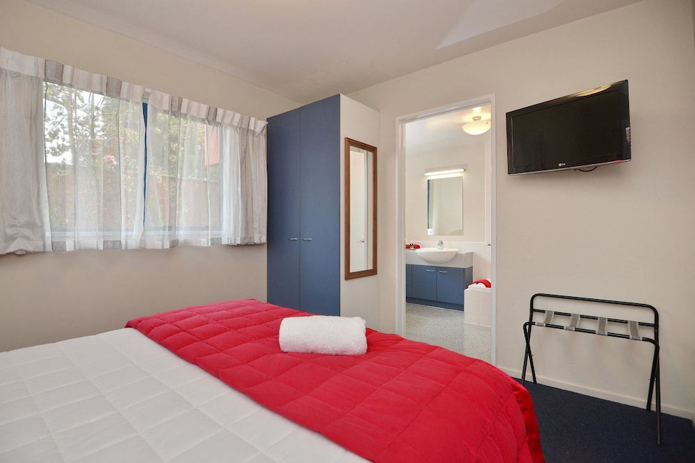 1 BEDROOM, SUITE, KITCHEN