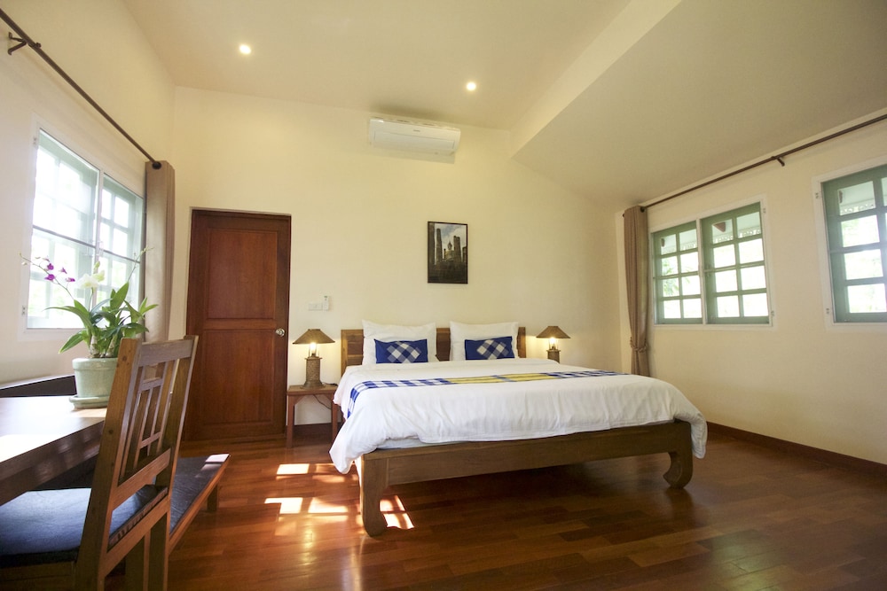 DELUXE, KING BED