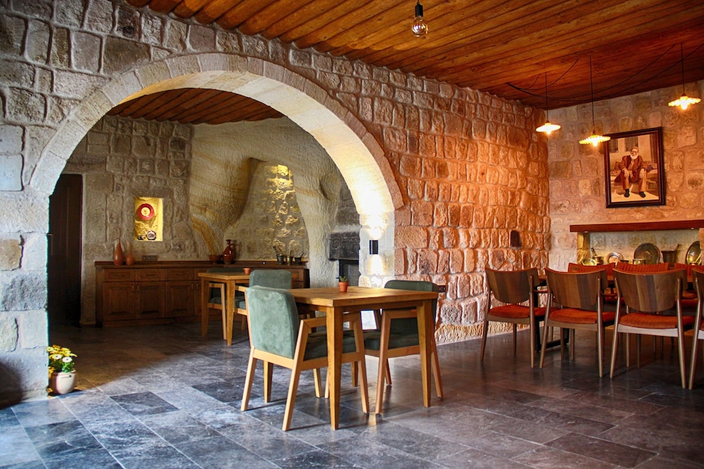 1811 Cave Hotel 38/50