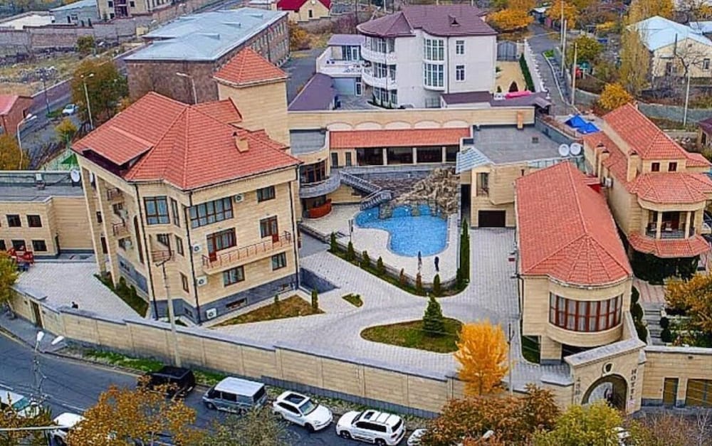Grand Hills Hotel 4/50