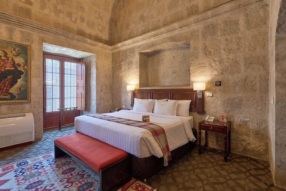 Senior, Colonial, Suite, King Bed