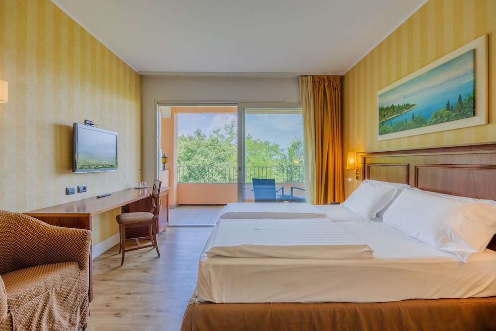 CLASSIC, DOUBLE BED, HILL VIEW