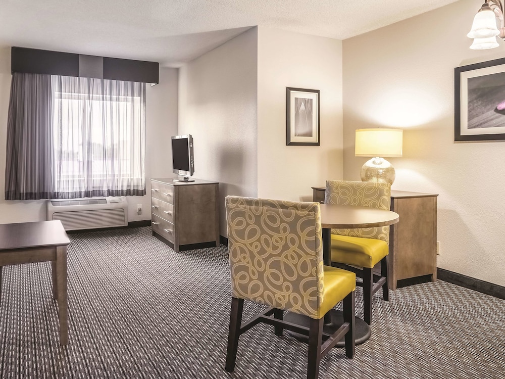 La Quinta Inn & Suites by Wyndham Hartford - Bradley Airport 37/47