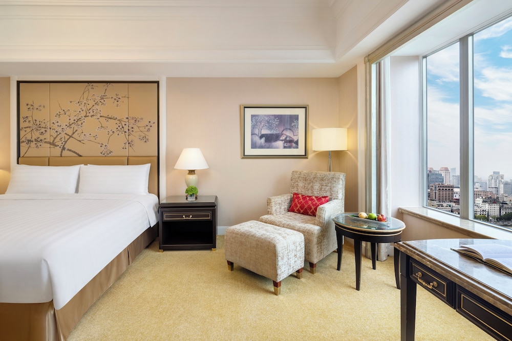 DELUXE, KING BED, RIVER WING