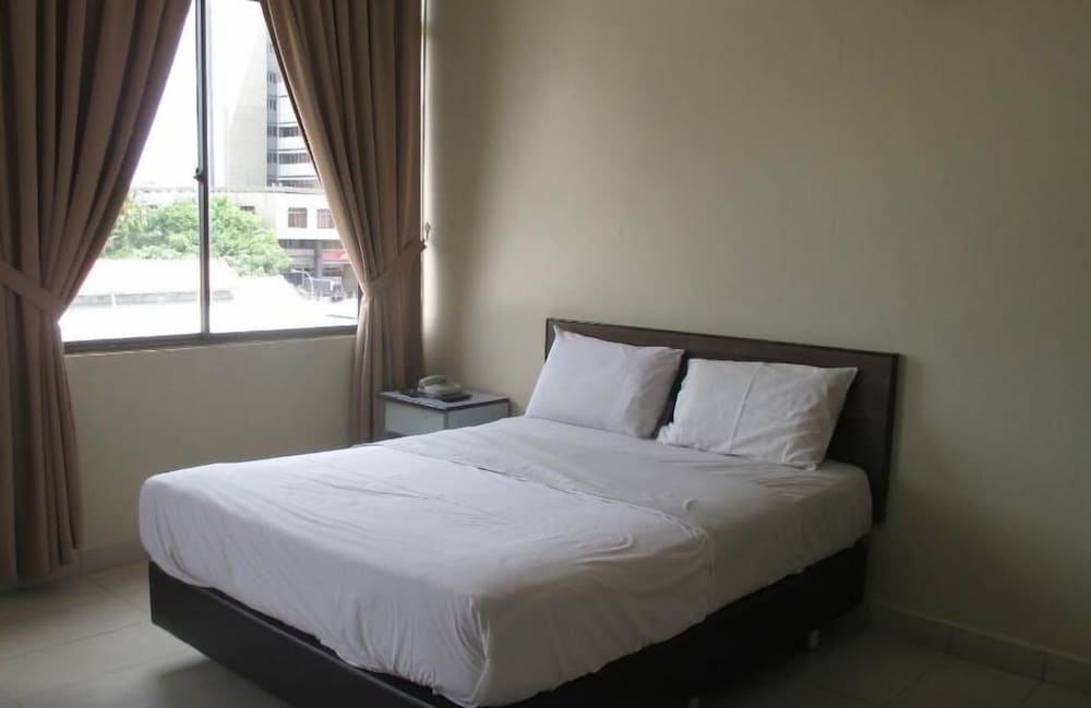 Dragon & Phoenix Hotel 13/33