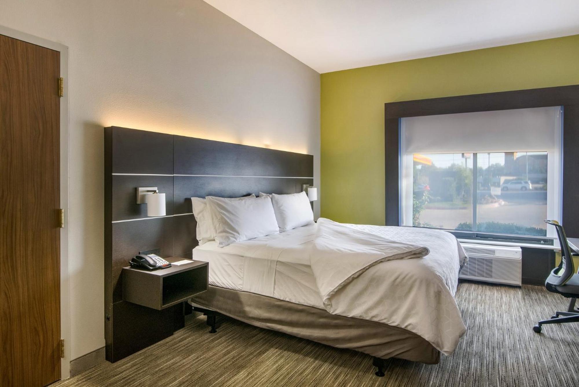 Suite, King Bed, Sofa