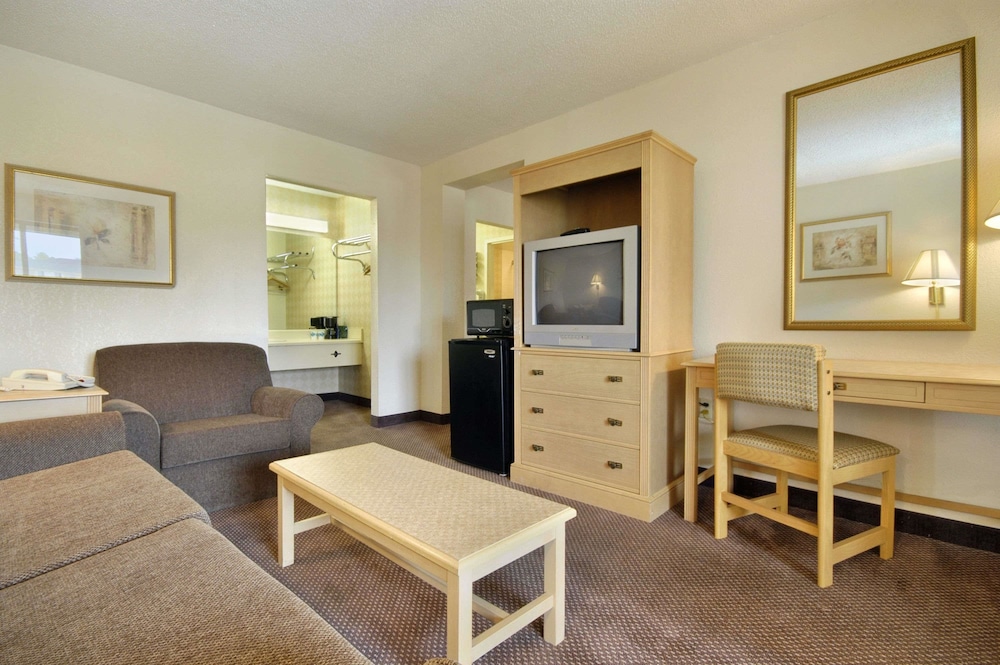 Days Inn & Suites by Wyndham Mobile 27/38