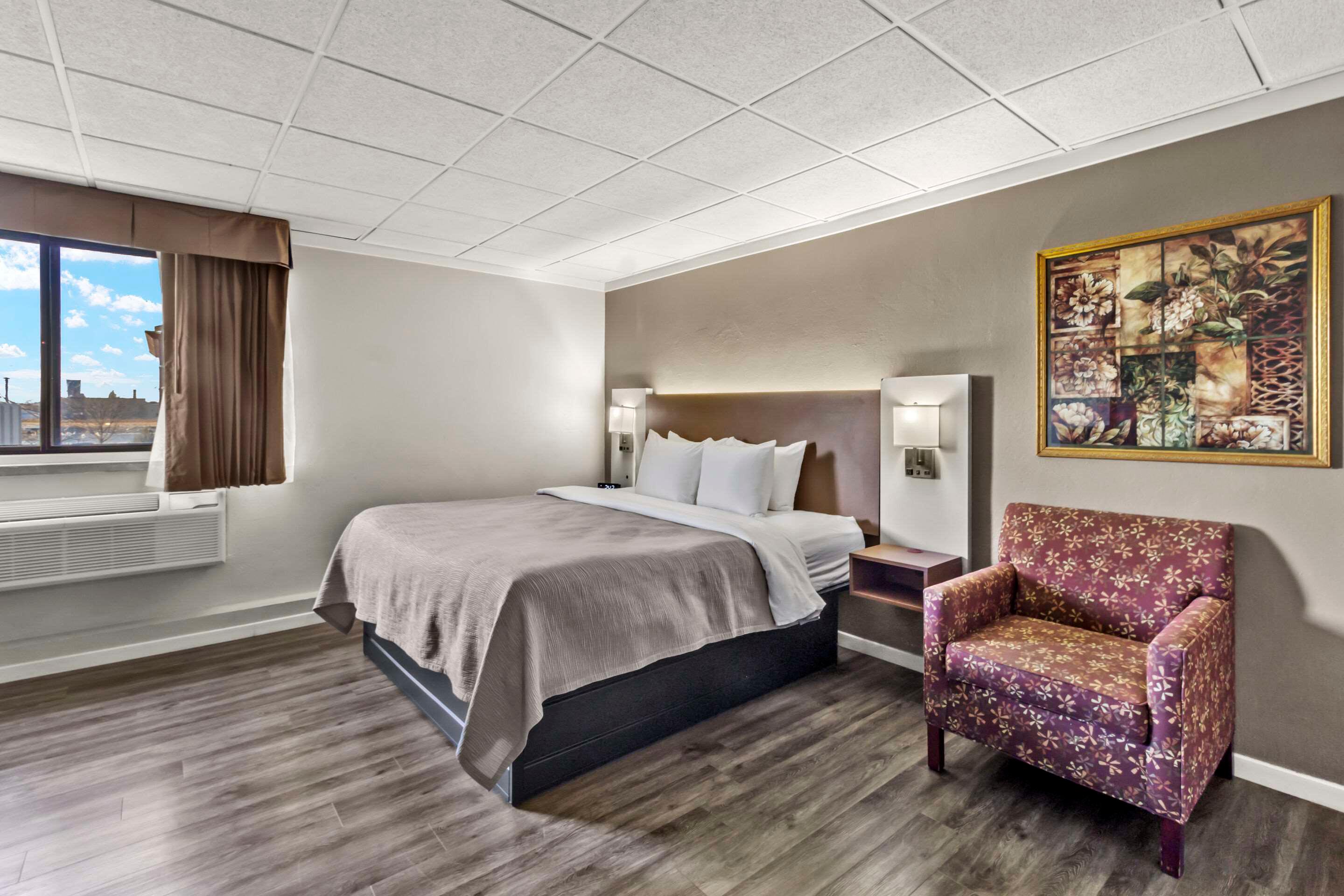 EFFICIENCY, SUITE, KING BED
