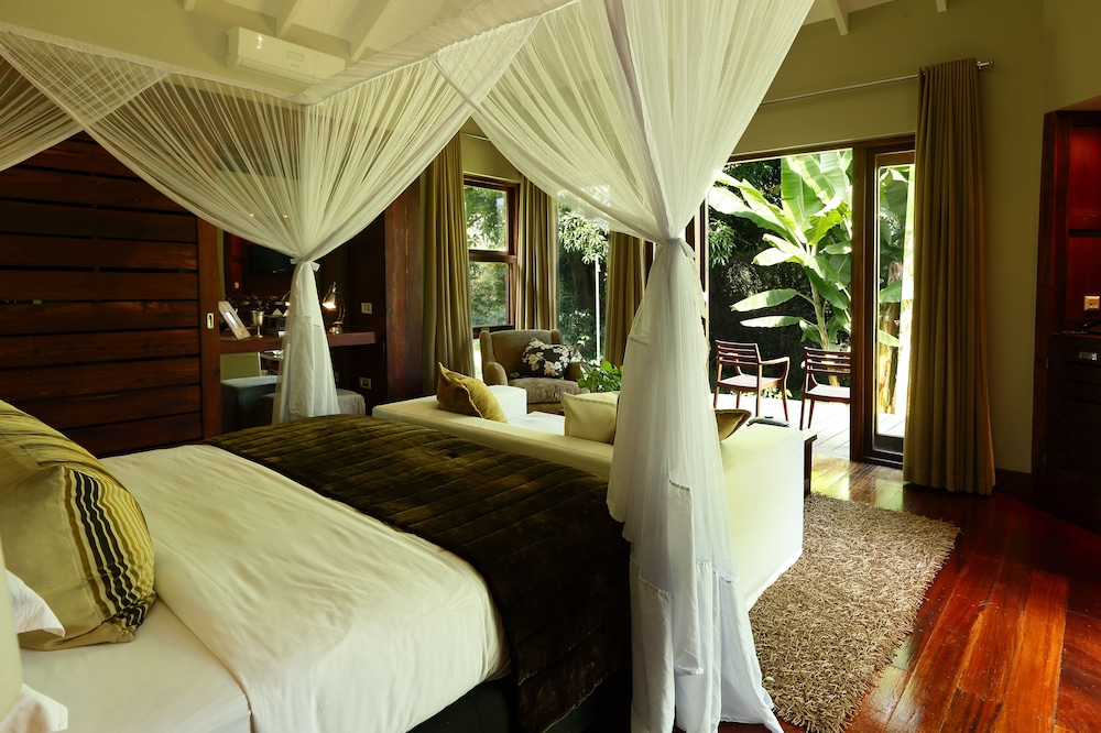 LUXURY, QUEEN BED, BALCONY