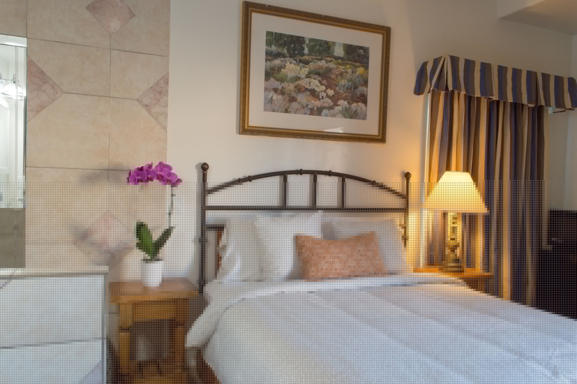 Romantic, Spa, Suite, Queen Bed, Jetted Tub, Ground Floor