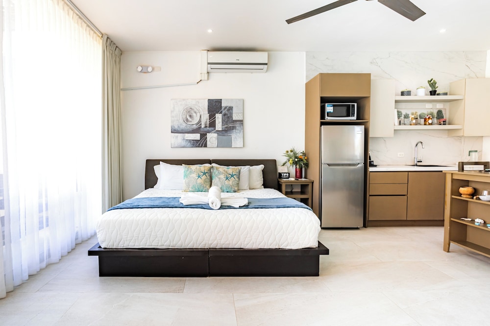 Ocean, Suite, King Bed, Pool View
