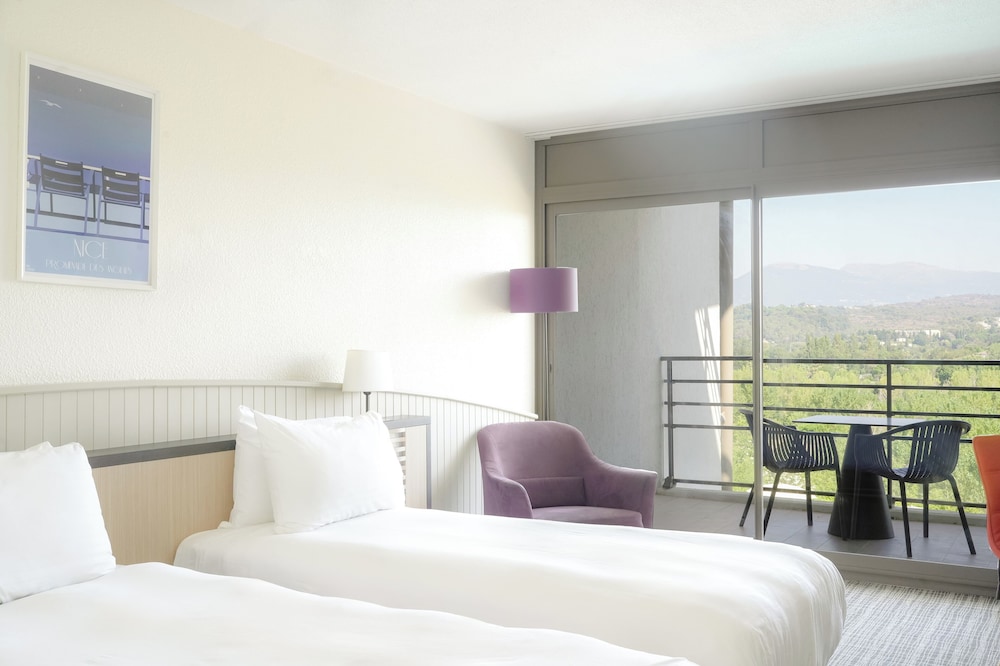 SUPERIOR, TWIN BEDS, PARTIAL SEA VIEW