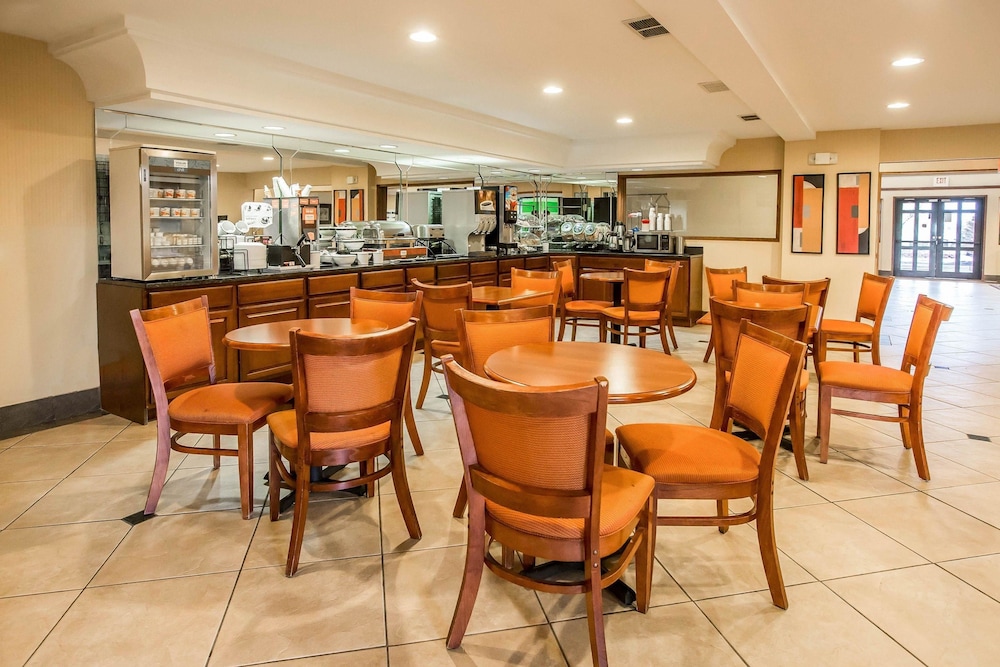 Econo Lodge Inn & Suites Monroe, MI 27/36